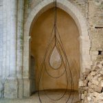 Quelque chose du vent métal, fils d'aluminium - caoutchouc - cuir 600 x 130 x 400 cm