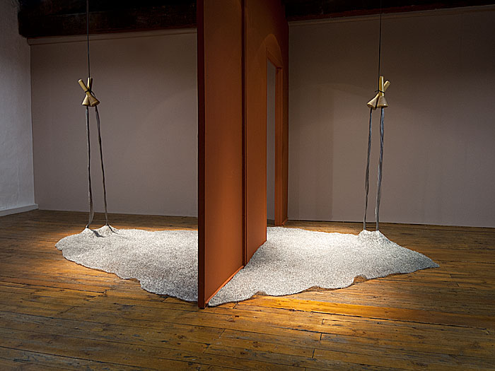 Le double jeu du vent métal, fils aluminium - cuir - canettes bois H 175 x l. 560 x L. 260 cm