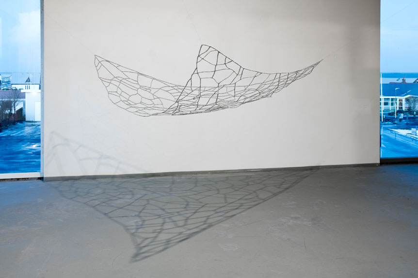 Un fil, une ligne, un souffle A thread, a line, a breath métal, fils d'aluminium 200 x 200 x 200 cm