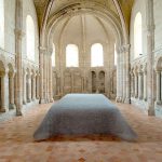 Ici repose le vent métal, fils aluminium 515 x 281 x 85 cm