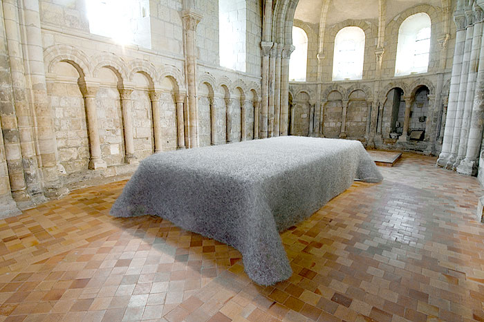 Ici repose le vent métal, fils aluminium 515 x 281 x 85 cm