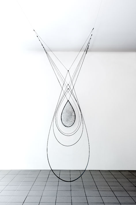 Quelque chose du vent 3 plat, fils d'aluminium - caoutchouc - cuir ø 30 cm