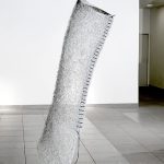 L'enclos du vent métal, fils d'aluminium - cuir 180 x ø 40 cm