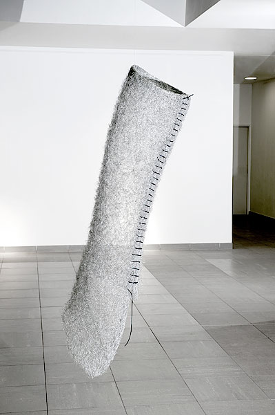 L'enclos du vent métal, fils d'aluminium - cuir 180 x ø 40 cm