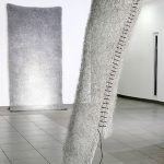 L'enclos du vent métal, fils d'aluminium - cuir 180 x ø 40 cm