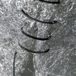 L'enclos du vent métal, fils d'aluminium - cuir 180 x ø 40 cm