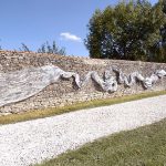 Le chemin du vent métal, toile aluminium 2,50 x 22 x 0,45 m