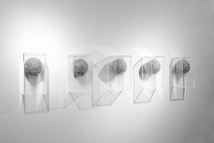 Le silence du vent métal - fils d'aluminium - plexi 29 x 135 x 15 cm