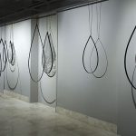 Quelque chose du vent 1 métal, fils d'aluminium - caoutchouc - cuir 2,50 x 22 x 1 m Musée des Beaux-Arts et de la Dentelle Alençon, France