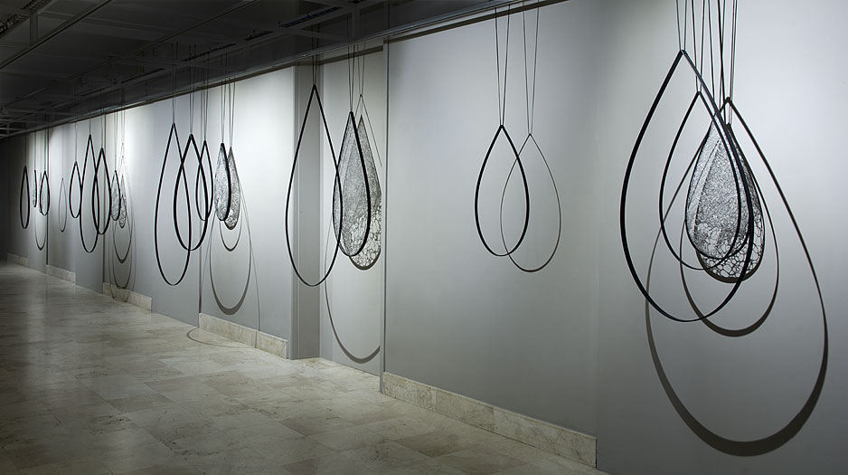 Quelque chose du vent 1 métal, fils d'aluminium - caoutchouc - cuir 2,50 x 22 x 1 m Musée des Beaux-Arts et de la Dentelle Alençon, France